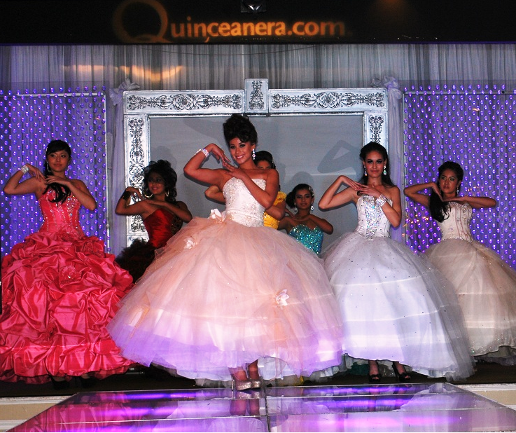 La Expo y Desfile de Modas de Quinceanera.com en San Fernando Valley, ofreció a más de 1,000 jóvenes latinas los elementos esenciales para su Quinceañera - EC Hispanic Media