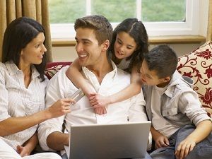 Hispanic_Family_Shopping_Online