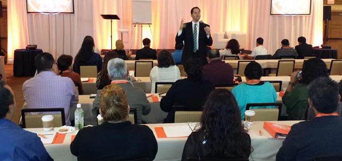 Carlos-Marquez-dando-una-conferencia