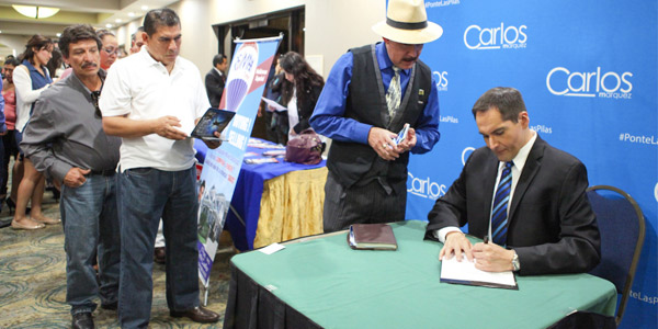 carlos_marquez_signing_autographs