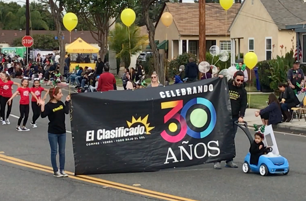 El-Clasificado-Downey-Christmas-parade-2019-employees-holding-El-Clasificado-banner