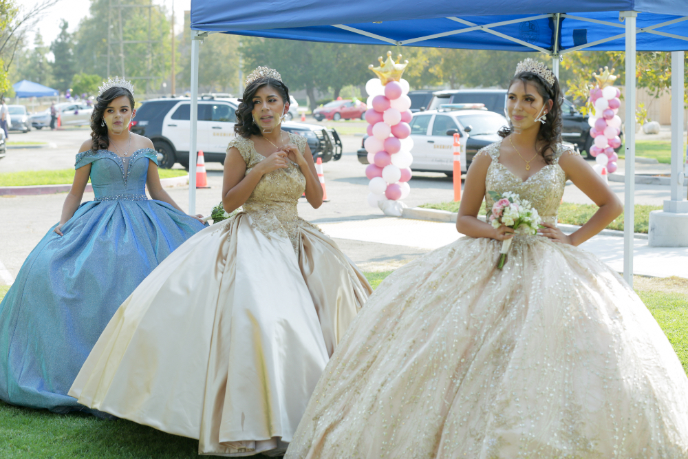 Las festejadas tomándose las fotos de su Quinceañera para el recuerdo