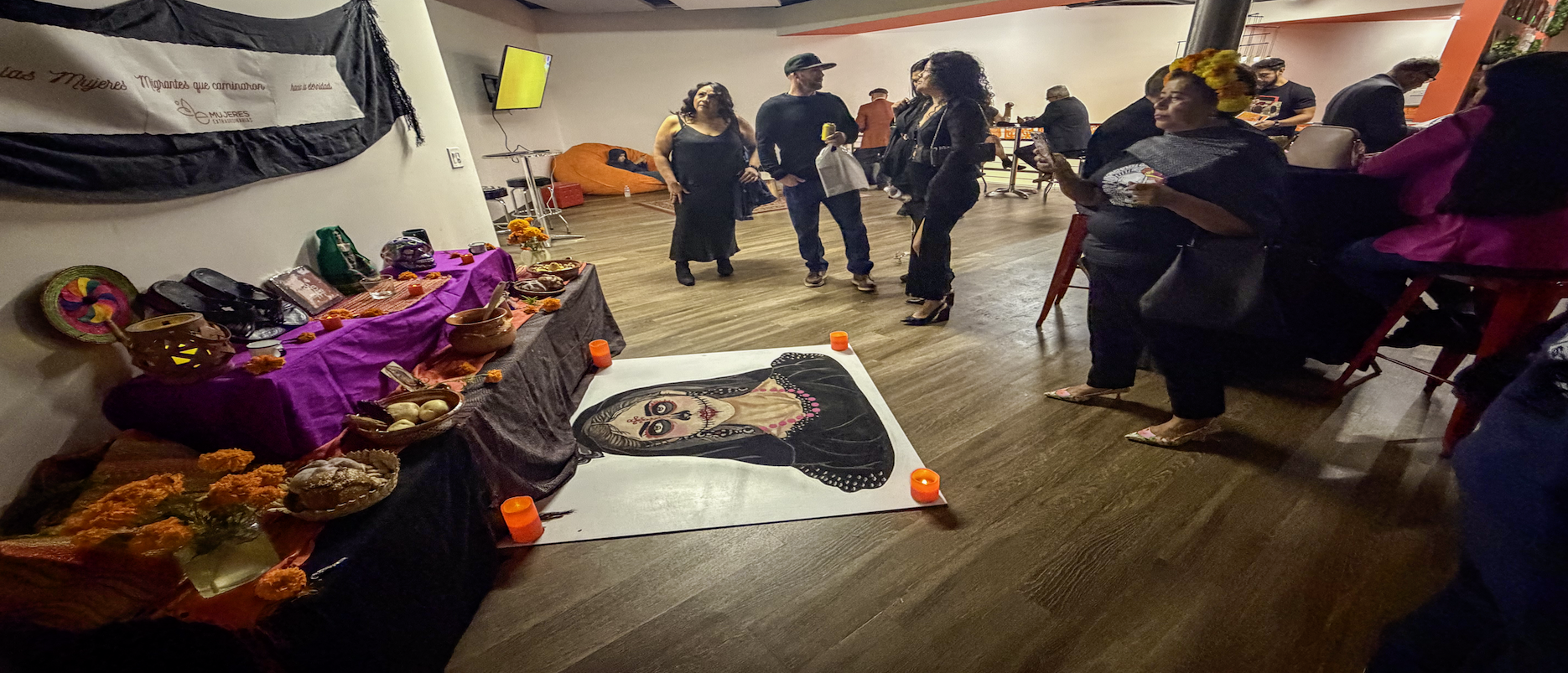 Altar de Día de los Muertos con velas, flores de cempasúchil y ofrendas en la celebración organizada por El Clasificado en Los Angeles.