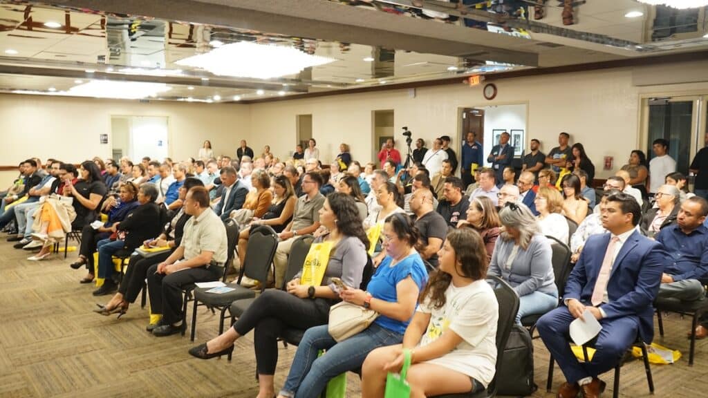 Attendees seated in rows during a presentation at the Su Socio de Negocios Expo.