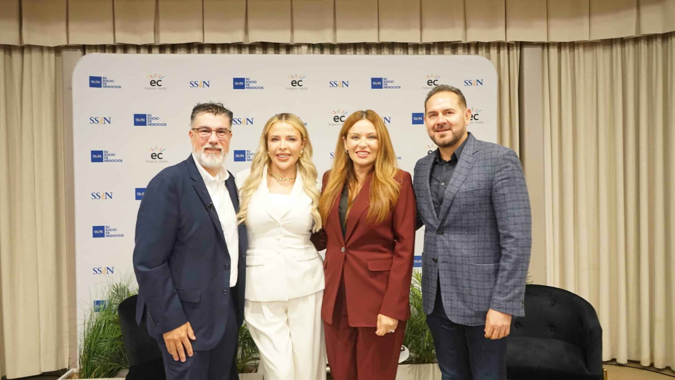 Three Expo panelists and the moderator pose together in front of the Su Socio de Negocios backdrop.