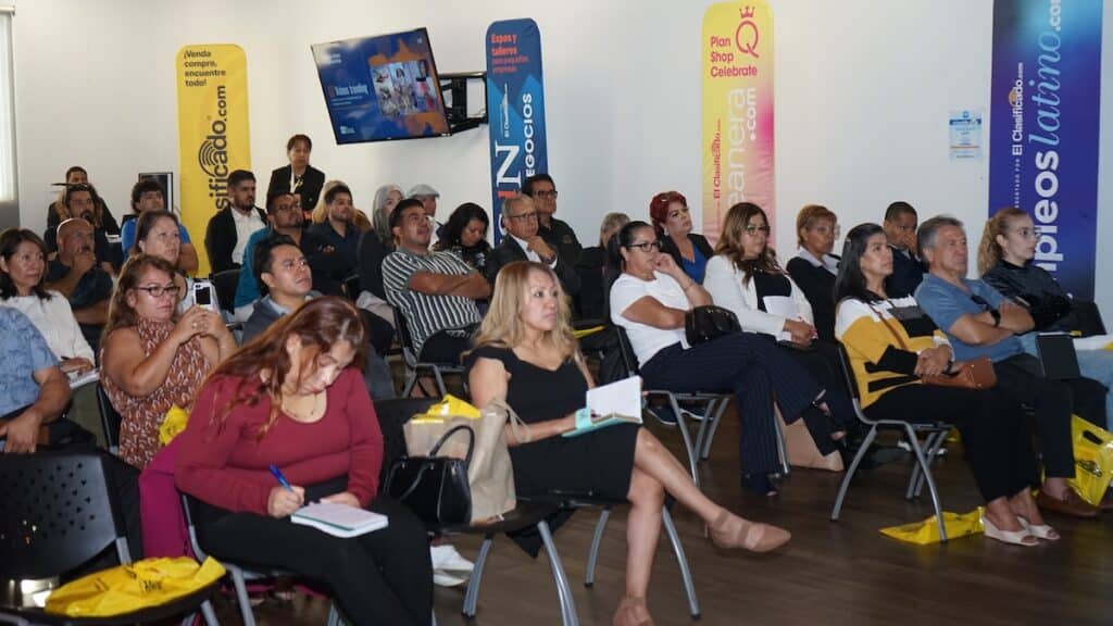Attendees seated and listening to a workshop at Su Socio de Negocios Desayuno y Talleres.