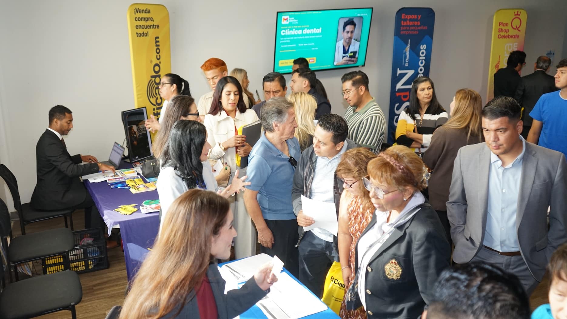 ttendees networking after a workshop at Su Socio de Negocios Desayuno y Talleres.