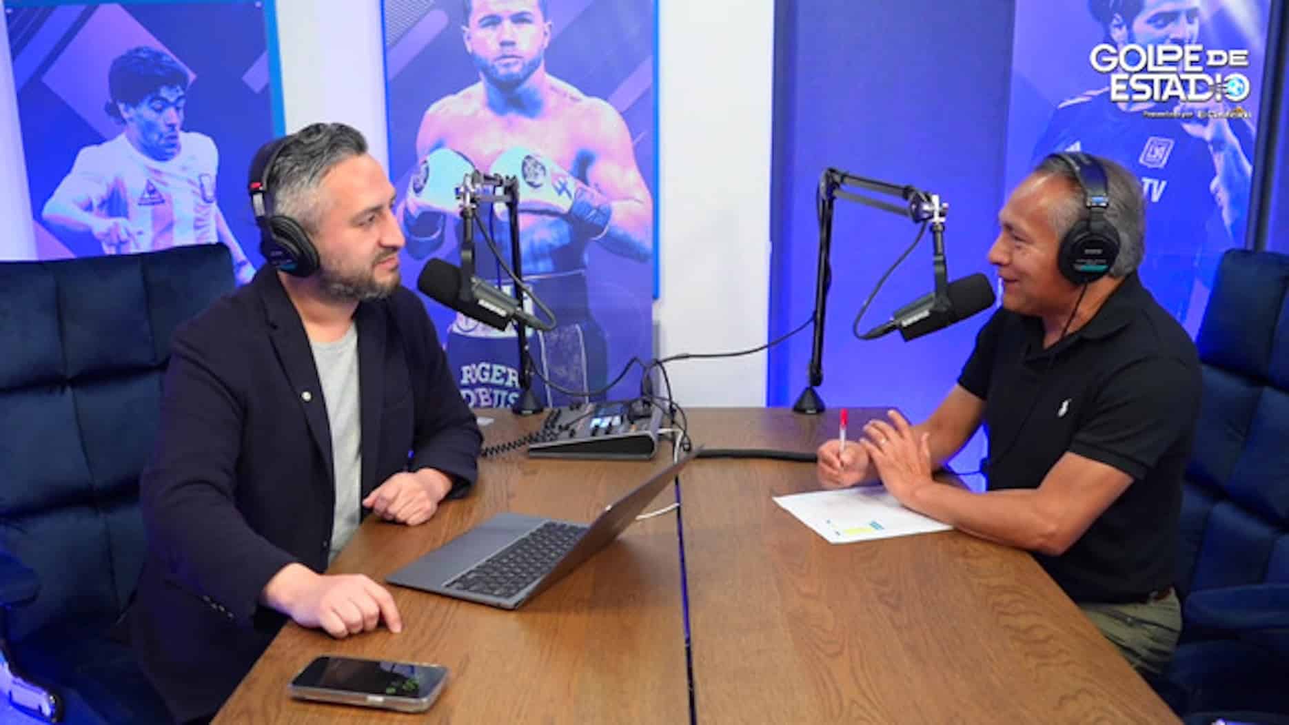 On the left Carlos Maciel host of Golpe de Estadio, and on the right, soccer analyst José Francisco Sánchez.